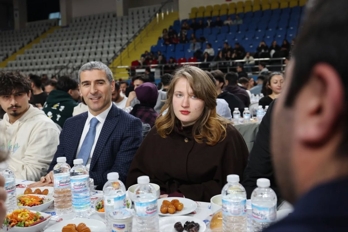 VALİ AKTAŞ ÖĞRENCİLERLE İFTARDA BULUŞTU