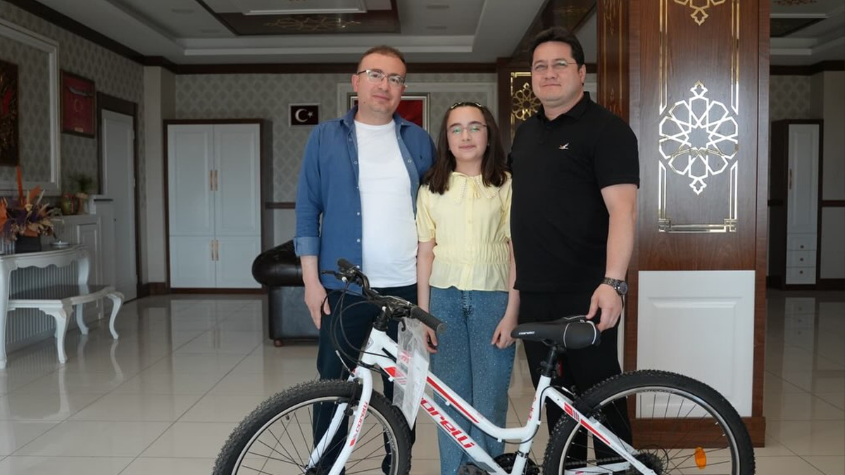 Türkiye Birincisi Hafsa Nur Karagüven’e Başkan Aynacı’dan Bisiklet Hediyesi