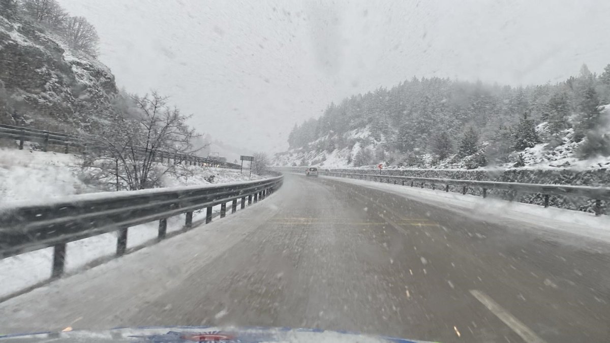 Afyonkarahisar'ın yüksek kesimlerinde kar yağışı etkili oldu