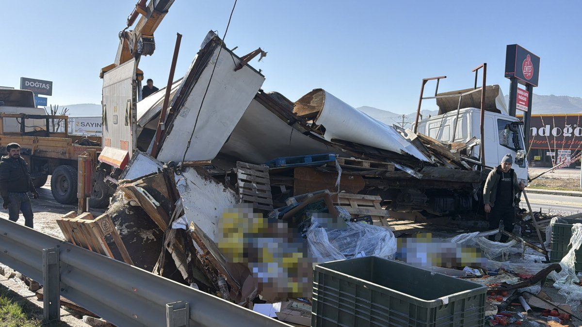 GIDA YÜKLÜ TIR KARAHİSAR KÖPRÜSÜ’NDE DEHŞET SAÇTI: ORTALIK SAVAŞ ALANINA DÖNDÜ