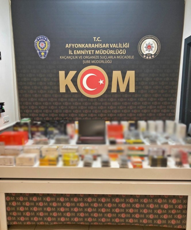 Polisten kaçak telefon parçalarına operasyon