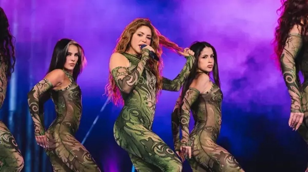 Düşen Shakira ayağa kalkıp devam etti