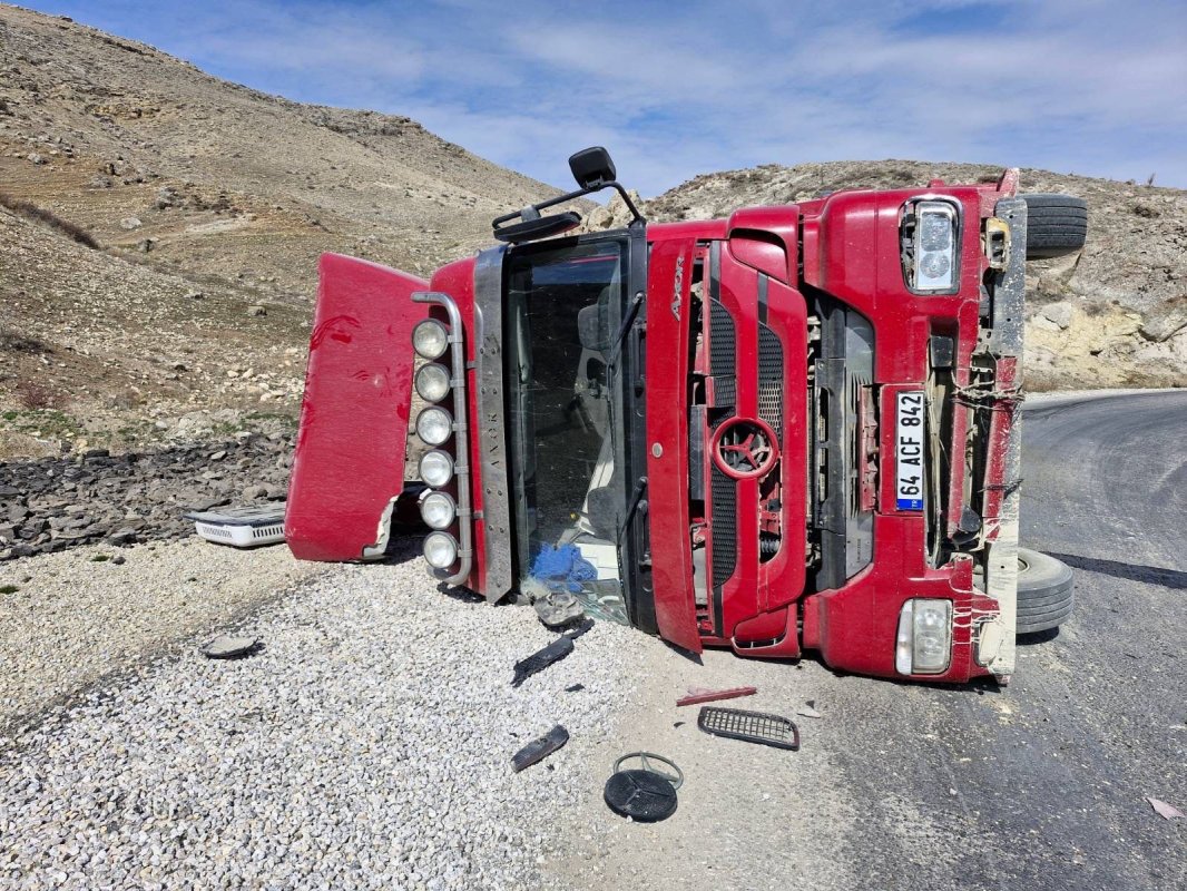 Şuhut’ta Kömür Yüklü Tır Devrildi: 1 Yaralı