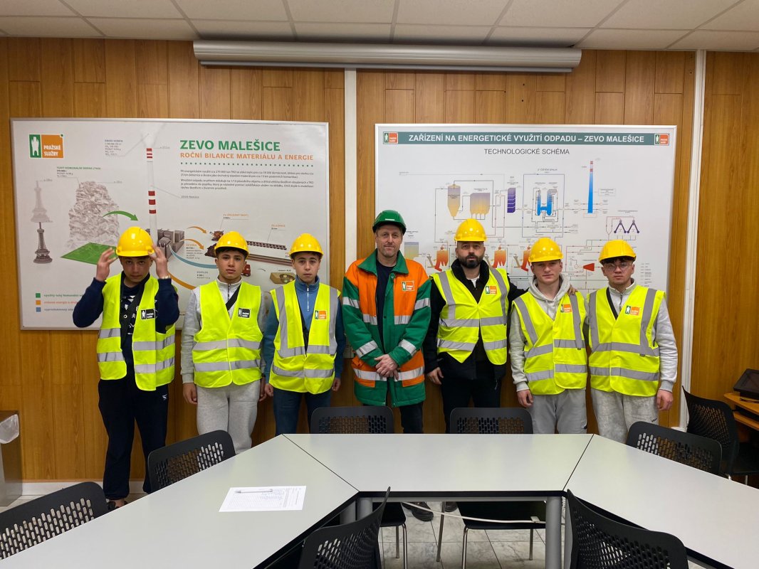 İscehisar’ın Gururu Avrupa’da! Öğrenciler Yeşil Enerji İçin Sahada