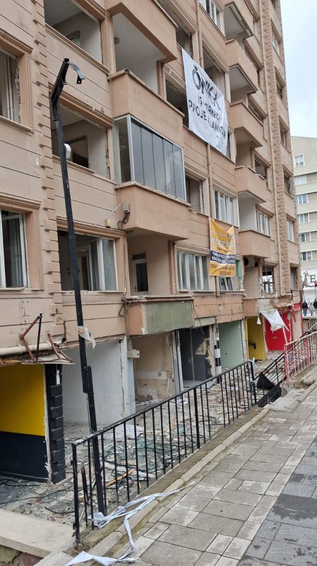 AFYONKARAHİSAR’DA ORDU BULVARI’NDA KONTROLSÜZ YIKIM:  CAM KIRIKLARI ETRAFA SAÇILDI, VATANDAŞLAR TEPKİLİ