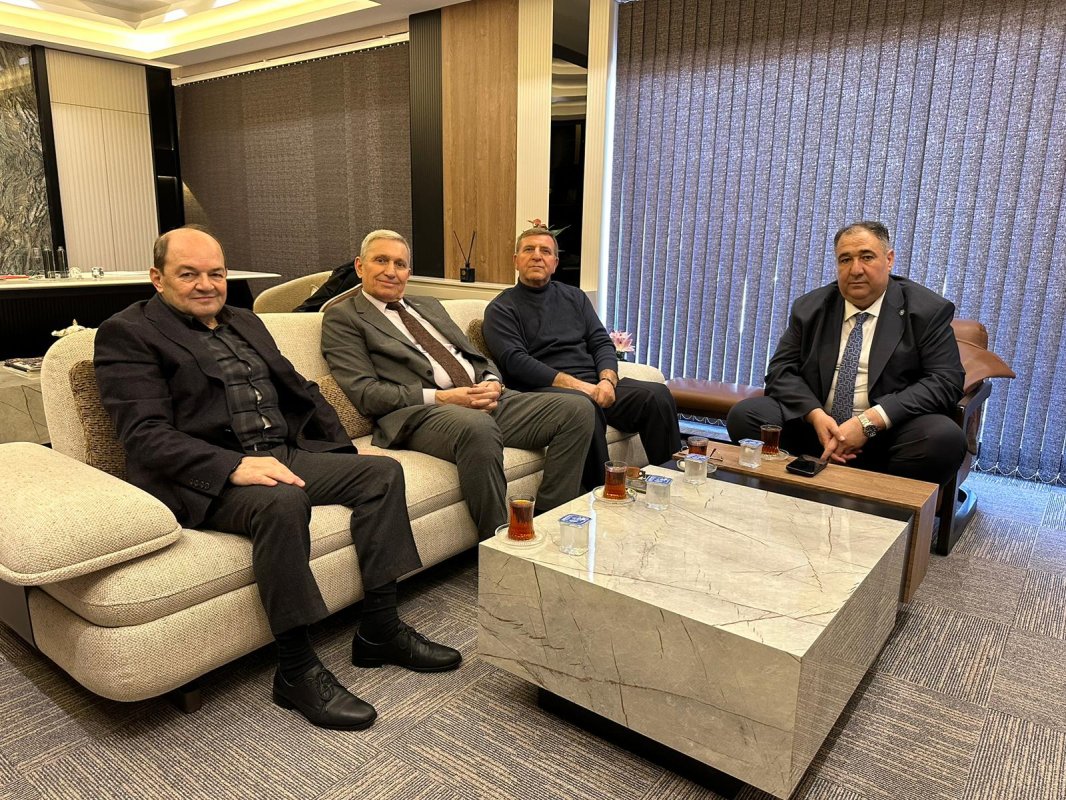 Siyasilerden Güzbey’e Sürpriz Ziyaret: Hem Kutlama Hem Gündem