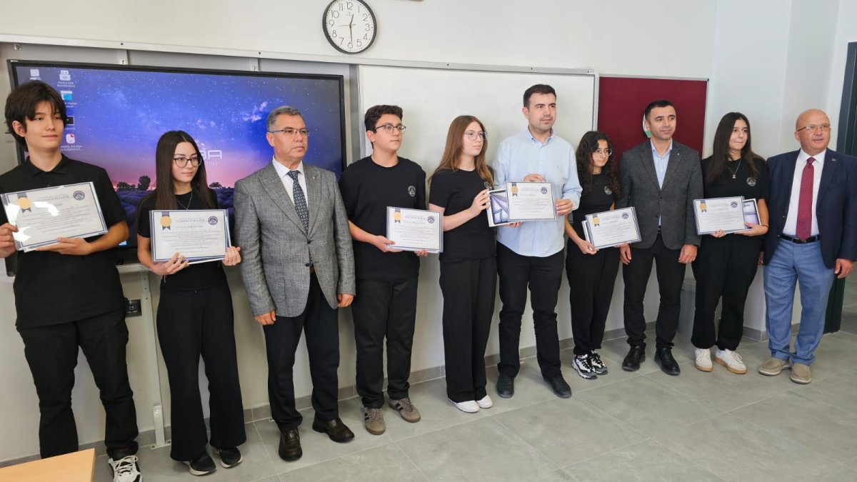 AHMET VE ÖMER KOCAŞABAN FEN LİSESİ ÖĞRENCİLERİNE TABLET VE TEŞEKKÜR BELGESİ DAĞTILDI
