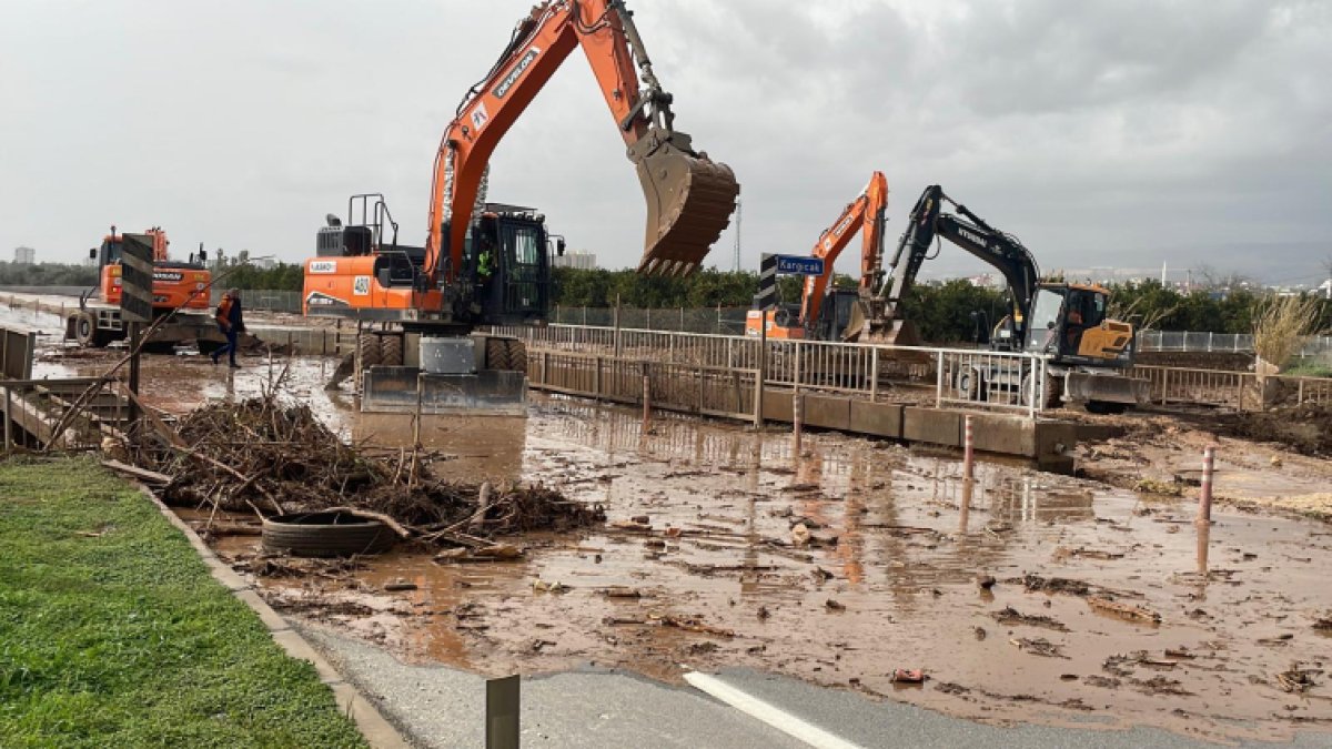 Mersin'de sağanak sele dönüştü: Araçlar su altında kaldı