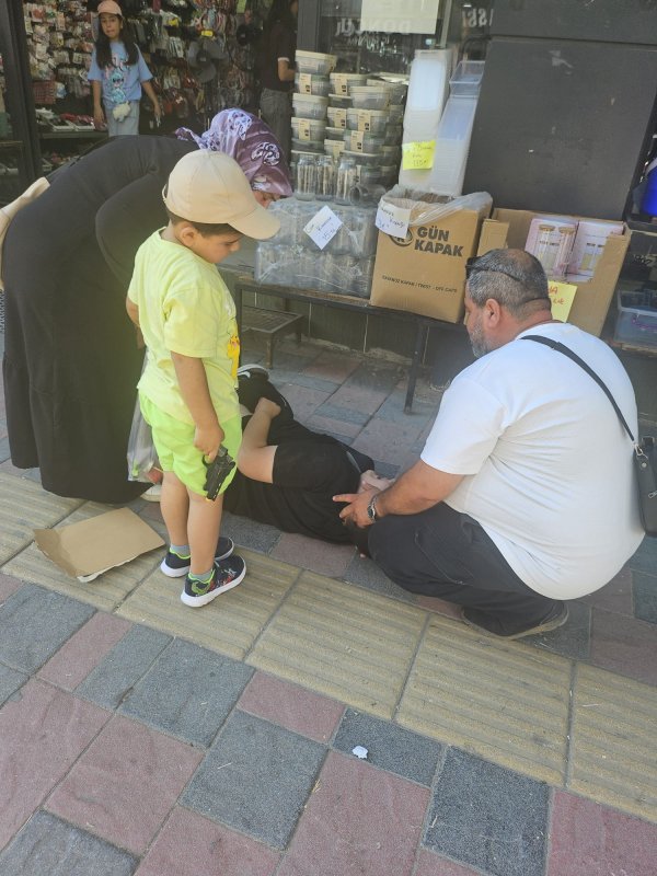 AMBARYOLU CADDESİ’NDE YÜREKLERİ AĞZA GETİREN OLAY! CAM KEMİK HASTASI ÇOCUK YERE DÜŞTÜ