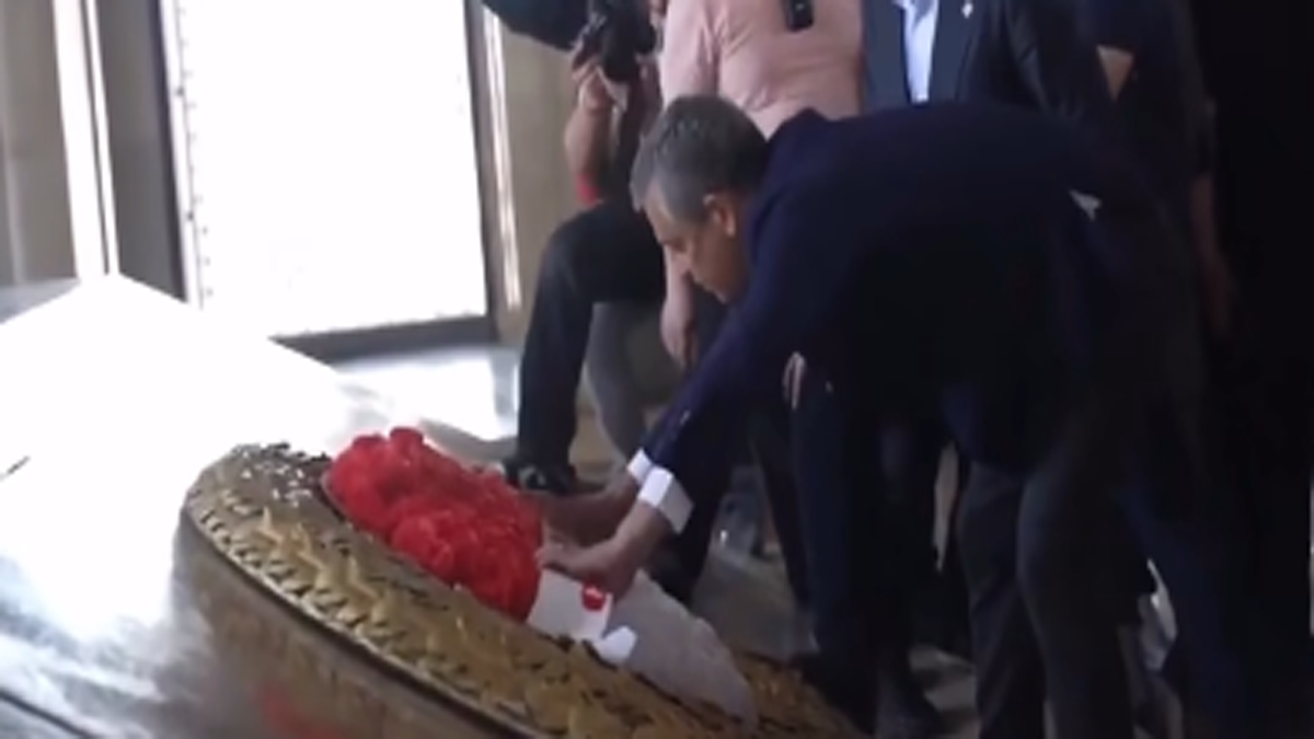 Anıtkabir’de Çelenk Krizi: Özgür Özel İsimliği İki Kez Geri Aldı
