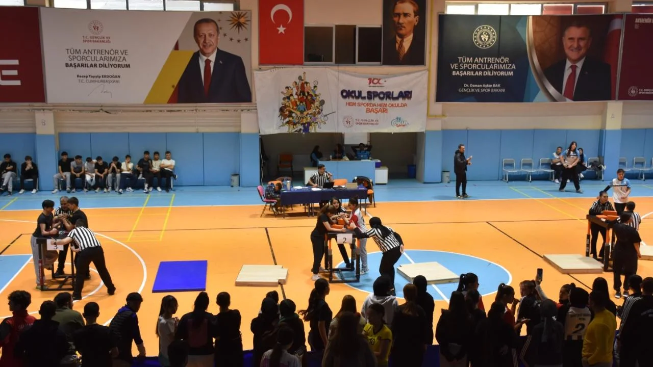  Gençler Bilek Güreşi