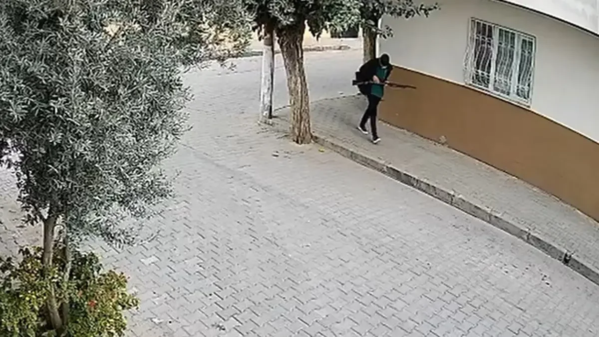 Manisa'da okul önünde silahlı saldırı! Saldırgan böyle gelip, kaçmış