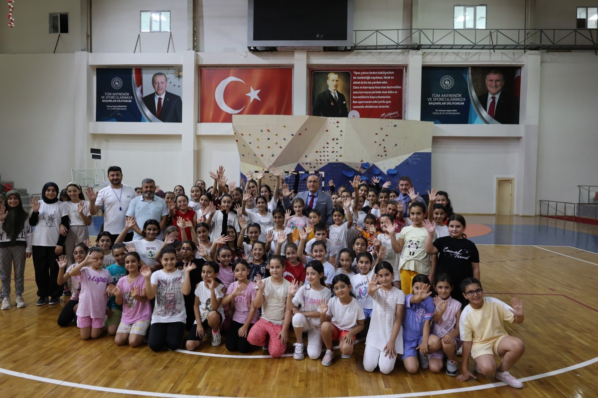 İl Müdürü Hüseyin Elüstü, Yaz Spor Okulu öğrencileriyle buluştu