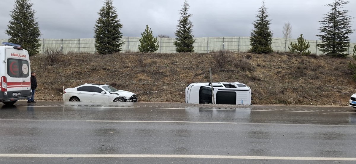 Otomobil ile Hafif Ticari Araç Çarpıştı: 6 Yaralı