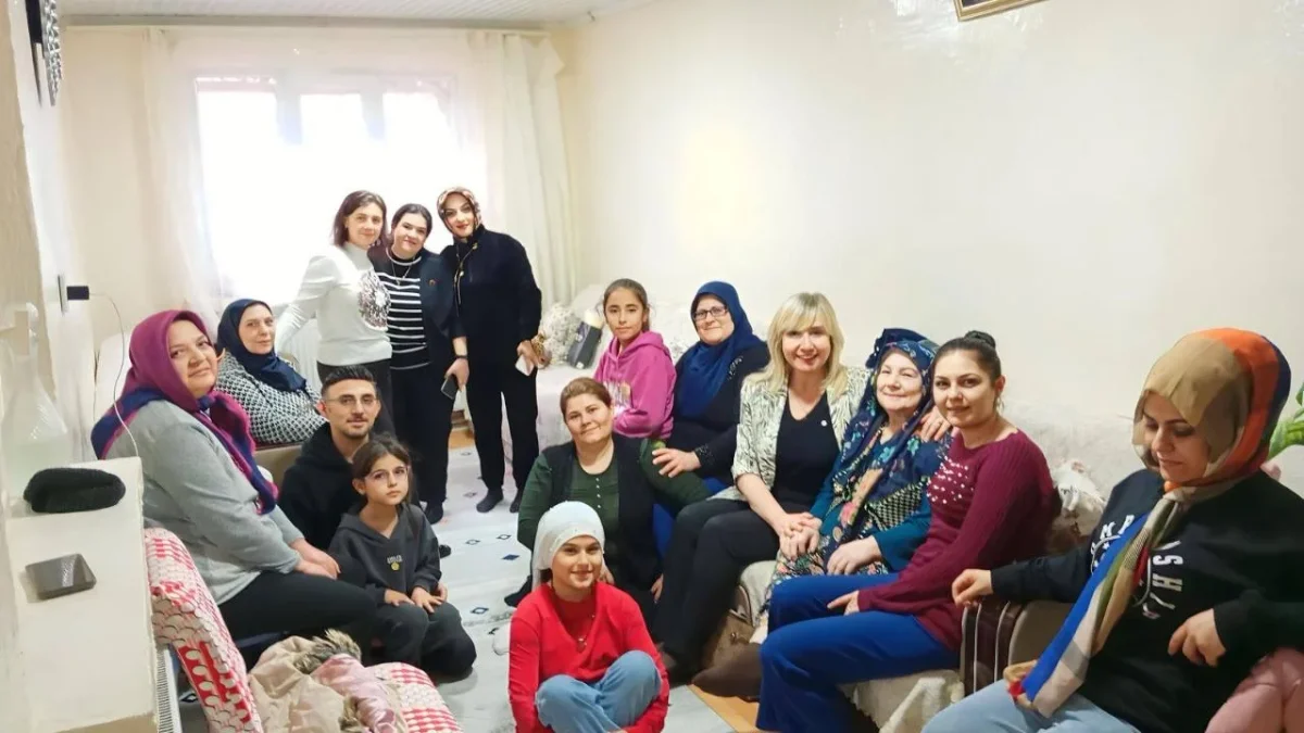 MHP’li Kadınlar Komşularının Dertlerine Çare Oluyor