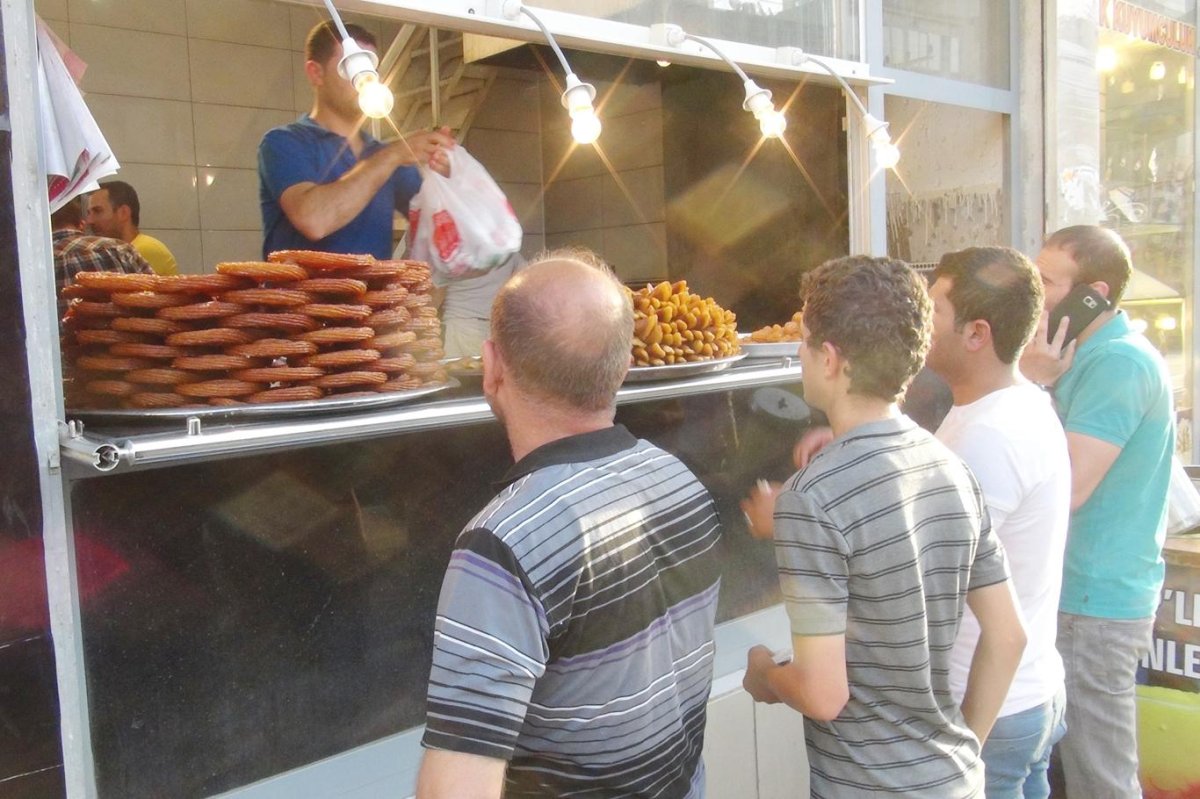 RAMAZAN’LA BİRLİKTE TATLI TEZGAHLARI HAREKETLENDİ