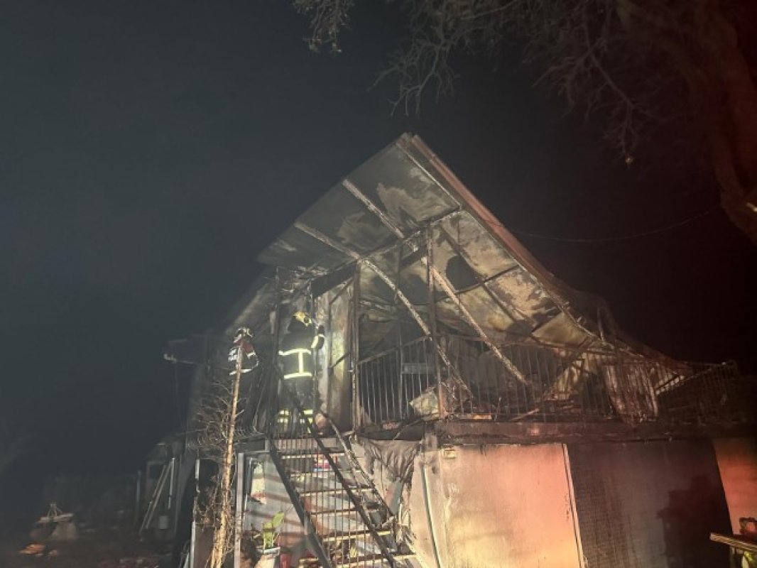 UŞAK’TA GECE ÇIKAN YANGIN BİR AİLEYİ YOK ETTİ