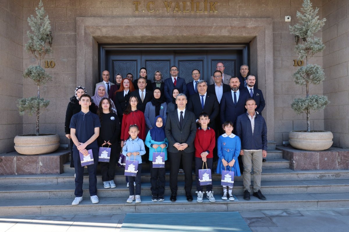 Vali Aktaş’tan öğrencilere ödül